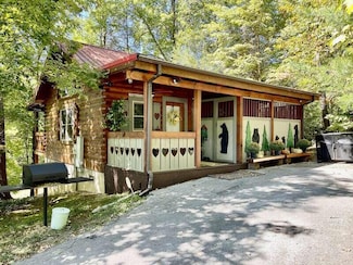 2830 Laughing Pine Ln, Sevierville, TN 37862