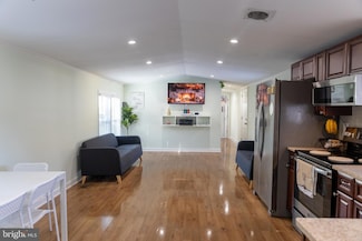 2000 Grovewood Dr, Capitol Heights, MD 20743