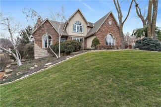 8135 NW Lakeview Dr, Parkville, MO 64152