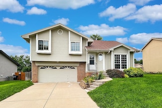 2003 Queen Dr, Papillion, NE 68046