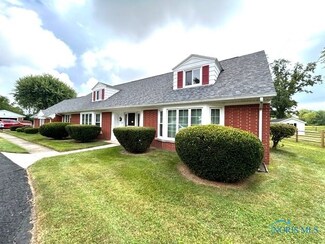 809 Cherry Hill Dr, Bowling Green, OH 43402