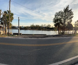 1016 Riverside Dr, Steinhatchee, FL 32359