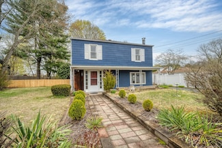 9 Woodlawn Ct, Waterford, CT 06385