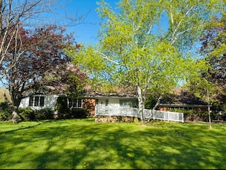 4738 Maplewood Dr, Bay City, MI 48706
