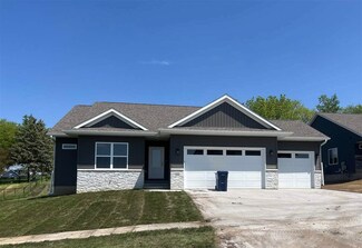 929 Prairie View Dr, West Branch, IA 52358
