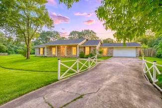204 Edgewood St, Baytown, TX 77520