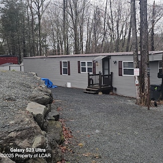 117 Stone Dr, Greentown, PA 18426