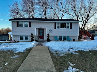 9 Hampshire Cir, Hudson, MA 01749