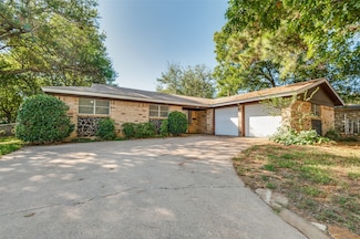 1405 Brookside Dr, Hurst, TX 76053
