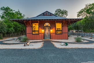 615 15th St, Bandera, TX 78003