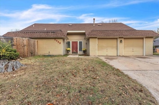 8900 Lansbrook Ln, Oklahoma City, OK 73132