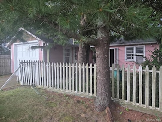 1750 Peconic Bay Blvd, Laurel, NY 11948