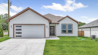 2200 Pedernales Ct, Granbury, TX 76048