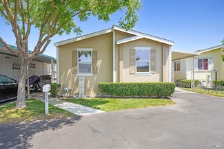 205 Pear Ln, Santa Rosa, CA 95407