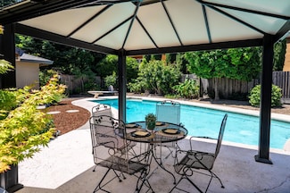 887 Parklin Ave, Sacramento, CA 95831