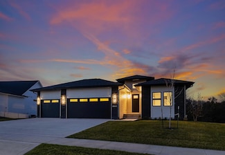 16405 Ironwood Ln, Urbandale, IA 50323