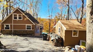 2124 Meadowlark Cir, Bushkill, PA 18324