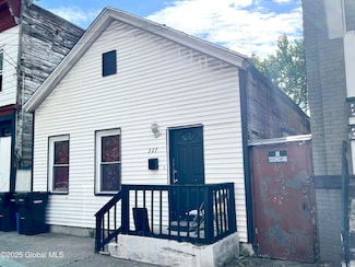 327 9th St, Troy, NY 12180