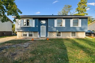 5216 Pine Grove Dr NE, Cedar Rapids, IA 52402