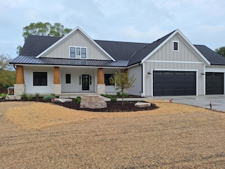 624 Green Bay Rd, Mequon, WI 53092