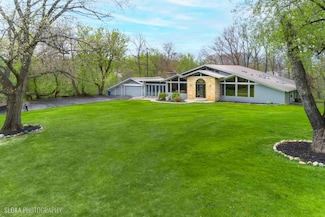 184 River Rd, Lake Barrington, IL 60010