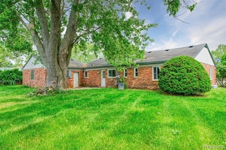 2810 Otsego Rd, Waterford, MI 48328