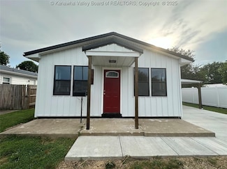 1112 Henrietta St, Ravenswood, WV 26164