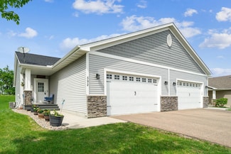 592 Shoreview Ln, Norwood Young America, MN 55397
