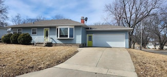 402 Beverly Hills St, Waterloo, IA 50701