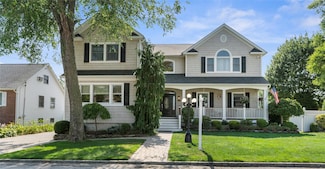 565 S 8th St, Lindenhurst, NY 11757