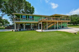 2365 W Bayshore Dr, Palacios, TX 77465