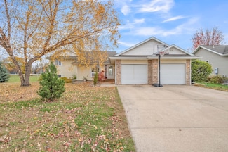 1002 Eloise St, Okoboji, IA 51355