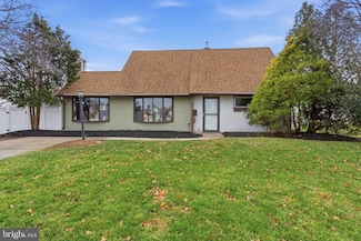 28 Cloister Rd, Levittown, PA 19057