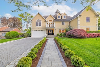 668 Francis St, Pelham, NY 10803