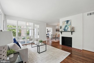 618 Laura Dr, Falls Church, VA 22046
