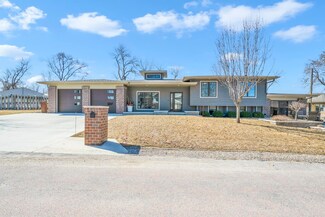 2103 Okoboji Blvd, Milford, IA 51351