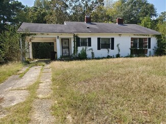 106 Pine Ave, Tuskegee, AL 36083