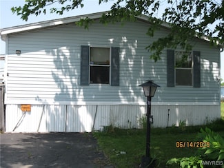 1203 Maplewood Dr, Lockport, NY 14094