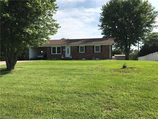 119 Dalsher Ave, Pilot Mountain, NC 27041
