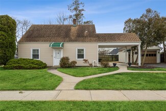 8 Sandy Ln, Levittown, NY 11756