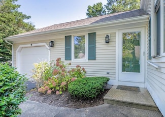 9 Pacific Ave, Mashpee, MA 02649
