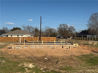 1707 Pine St, Hearne, TX 77859