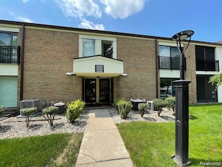 18453 University Park Dr, Livonia, MI 48152