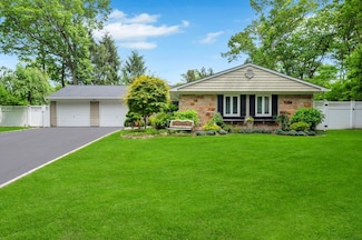 19 Skylark Ln, Stony Brook, NY 11790