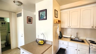 445 Kaiolu St Unit 906, Honolulu, HI 96815
