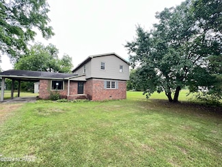 205 E Pinewood St, Roseboro, NC 28382
