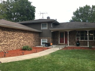 29W069 Schillinger Dr, Naperville, IL 60564