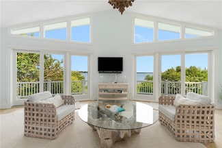 117 Indian Ave, Portsmouth, RI 02871