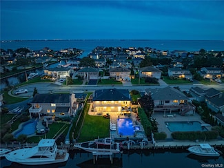 11 Dolphin Ln, West Islip, NY 11795