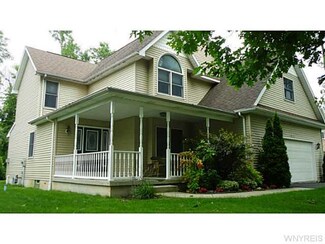 5915 Collins Dr, Lockport, NY 14094